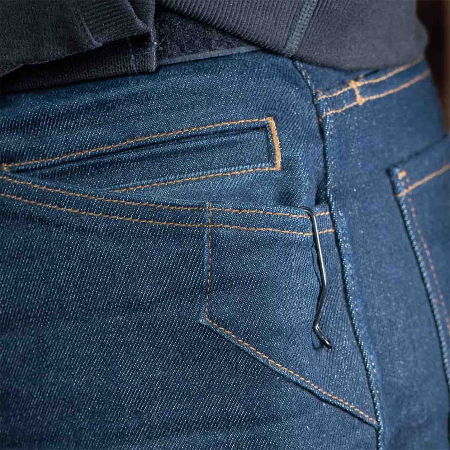 Thyrm SwitchBack 3.0 Deep Carry is close to invisible in a jeans pocket